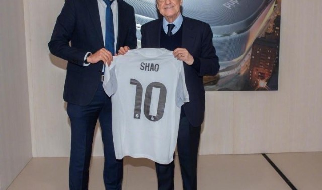 开云体育中国官网-国足主帅的排面！45岁邵佳一造访皇马 与老佛爷合影+获赠10号球衣