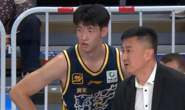 开云体育服务-上半场独砍10分，下半场却几乎被DNP，球迷：你也指着杜锋骂一次